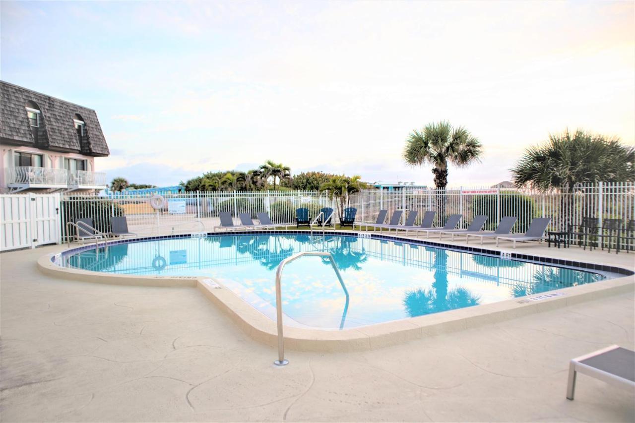 Chateau By The Sea Aparthotel Cocoa Beach Exterior photo