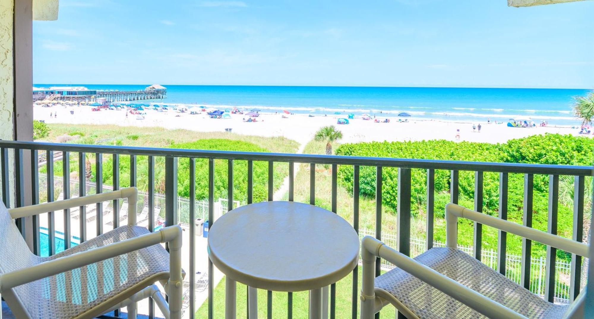 Chateau By The Sea Aparthotel Cocoa Beach Exterior photo