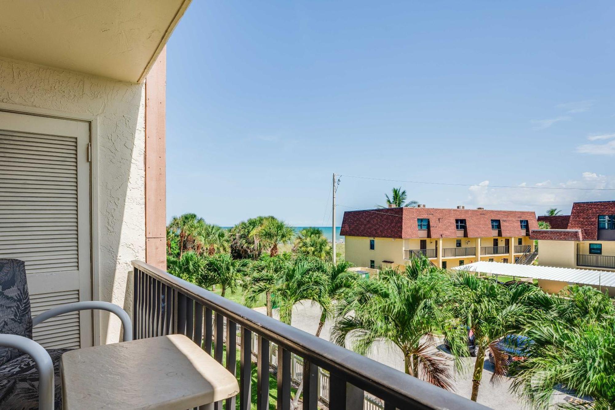 Chateau By The Sea Aparthotel Cocoa Beach Exterior photo