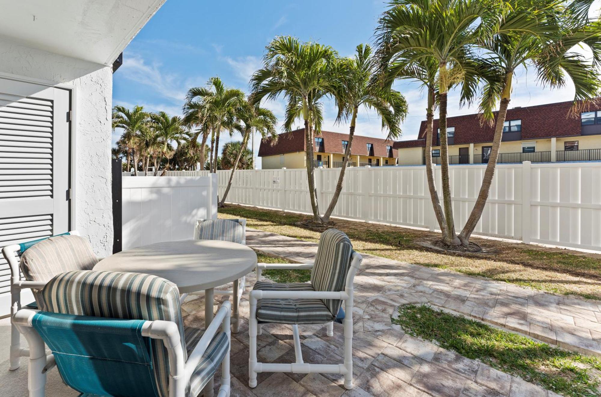 Chateau By The Sea Aparthotel Cocoa Beach Exterior photo